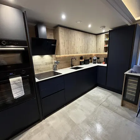 East Parade Collection, Courtyard 35a *